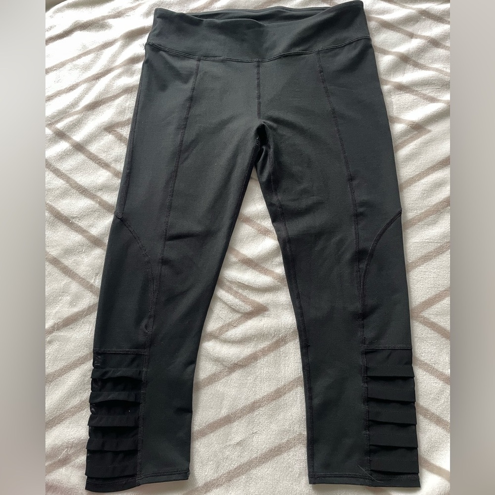 VGUC Fabletics Women’s Black Capri Tights Leggings w/ Mesh Detail Size Medium M